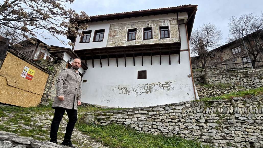TÜRKİYE'DE EŞİ BENZERİ OLMAYAN SÜSLEMELERİYLE 239 YILLIK MEKTEPÇİLER EVİ DİKKAT ÇEKİYOR